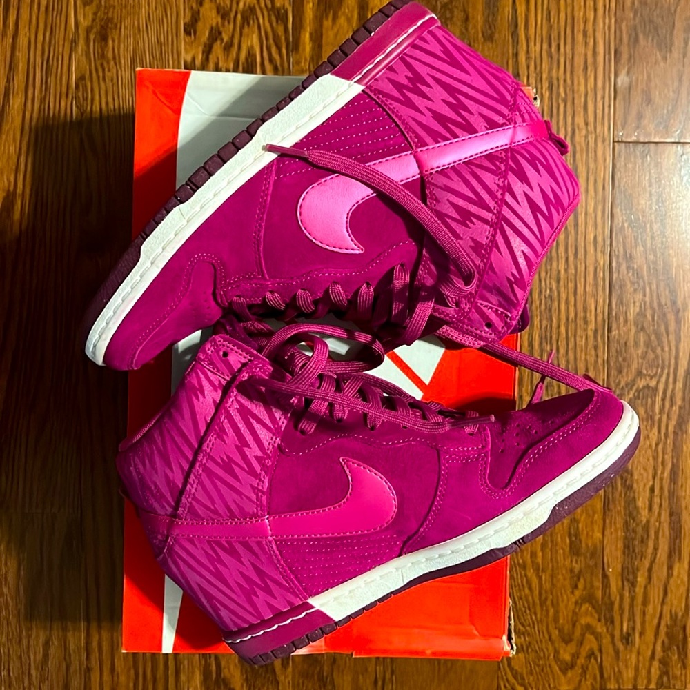Nike WMNS DUNK SKY HI TXT.    Size 9